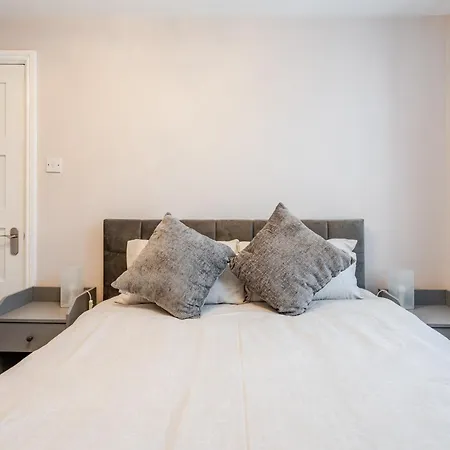 Delightful 1 Bedroom In Whitehall, דירה