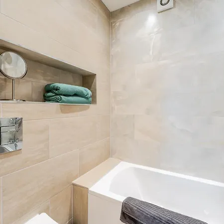 Delightful 1 Bedroom In Whitehall, *